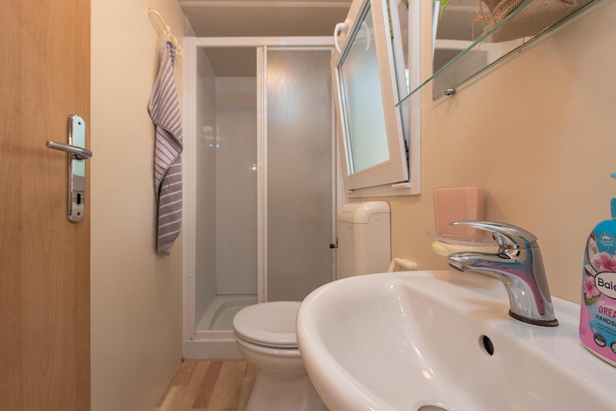 Camp Mrkva Mobile Homes With Pool Sukošan Δωμάτιο φωτογραφία
